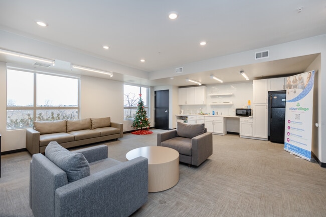 Alameda View in Aurora, CO - Building Photo - Interior Photo