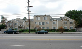 15004 Nordhoff St in North Hills, CA - Foto de edificio - Building Photo