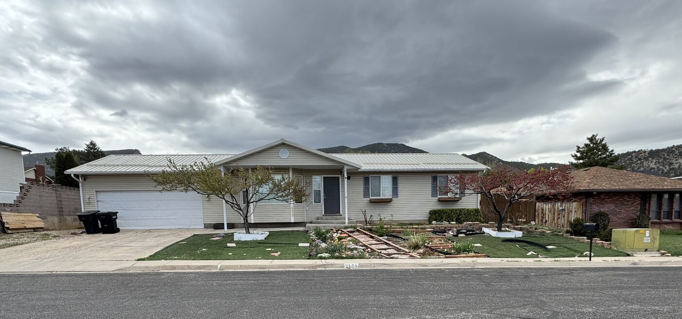 2134 N Sawmill St in Cedar City, UT - Foto de edificio