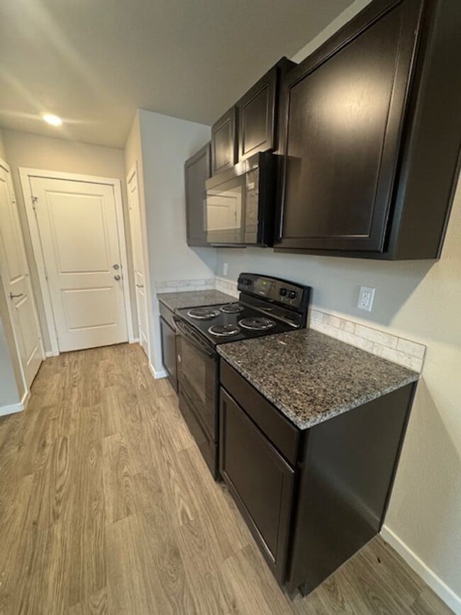 9706 Trenton Ave in Lubbock, TX - Foto de edificio - Building Photo