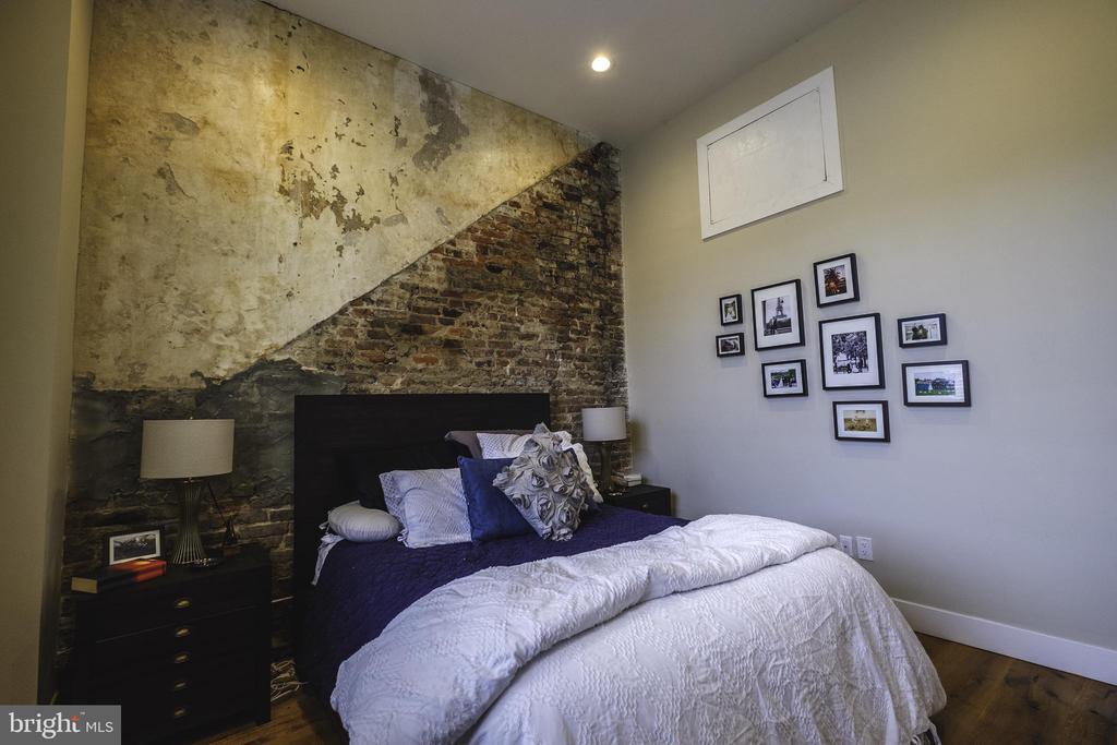 705 S 5th St in Philadelphia, PA - Building Photo