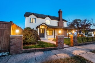 8 Pearl St in Bethpage, NY - Building Photo - Building Photo