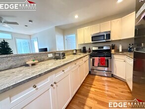 66 Egmont St, Unit 1 in Brookline, MA - Foto de edificio - Building Photo