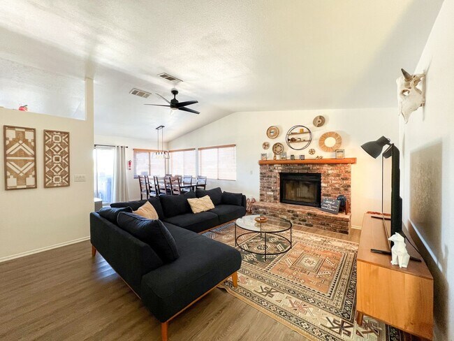 4694 Hook Tree Rd in Twentynine Palms, CA - Building Photo - Building Photo