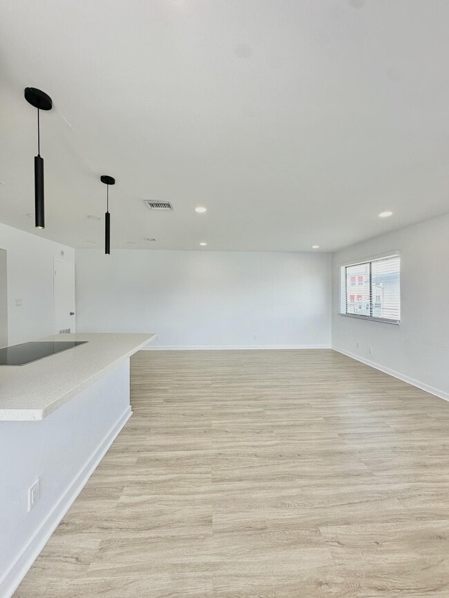 102 E Tiffany Dr in West Palm Beach, FL - Building Photo - Building Photo