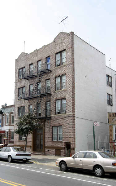 2452 Bedford Ave in Brooklyn, NY - Foto de edificio