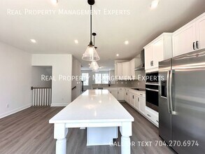 15310 Ballancroft Pkwy in Charlotte, NC - Building Photo - Building Photo