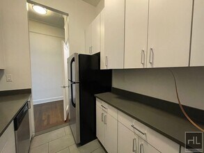 E 81st St in New York, NY - Foto de edificio - Building Photo