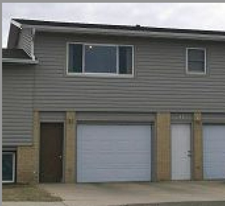 434 8th St SE in Dickinson, ND - Building Photo