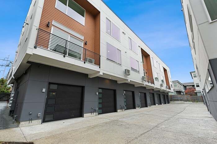 9030 18th Ave SW in Seattle, WA - Building Photo