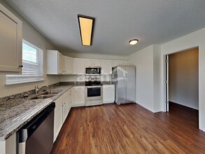 924 Shenandoah Way in Greenwood, IN - Building Photo - Building Photo