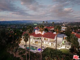 24366 La Masina Ct in Calabasas, CA - Building Photo