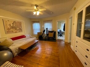 21 College Ave, Unit 1 in Medford, MA - Building Photo - Building Photo