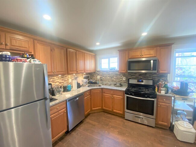 243 Highland Ave, Unit 1 in Somerville, MA - Building Photo - Building Photo