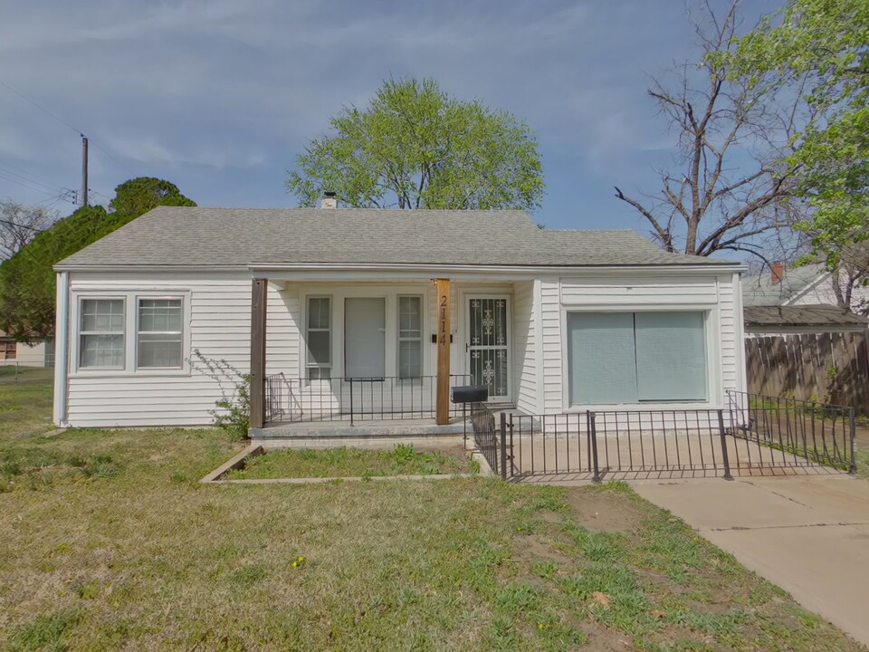 2114 W Burton St in Wichita, KS - Building Photo