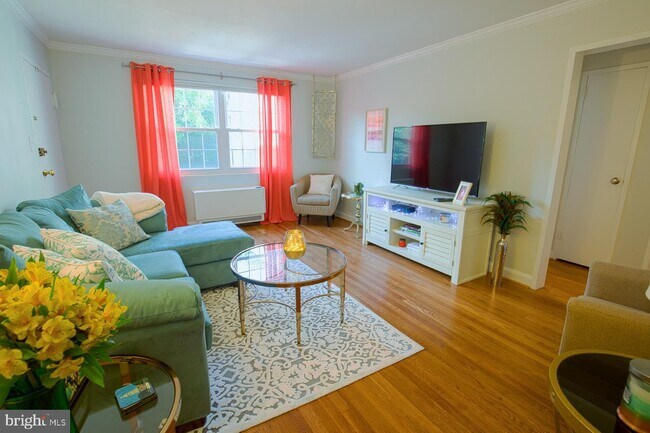 2053 N Woodstock St-Unit -201 in Arlington, VA - Building Photo - Building Photo