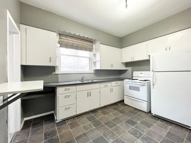 128 Geneva St in St Catharines, ON - Building Photo - Building Photo