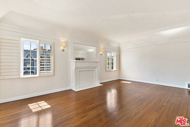 918 1/2 Serrano Ave in Los Angeles, CA - Building Photo - Building Photo