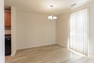 Oak Hill Apartments in Silver Spring, MD - Building Photo - Interior Photo