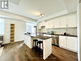 1095-1095 Douglas McCurdy Cmn in Mississauga, ON - Building Photo