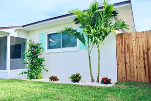 14512 117th Ave N in Largo, FL - Building Photo