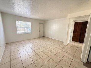 8505 N Tampa St in Tampa, FL - Foto de edificio - Building Photo