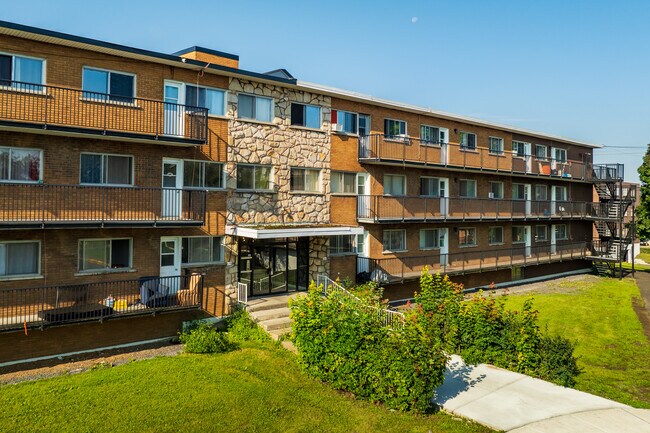 6750-6840 D'avila Rue in Montréal, QC - Building Photo - Building Photo