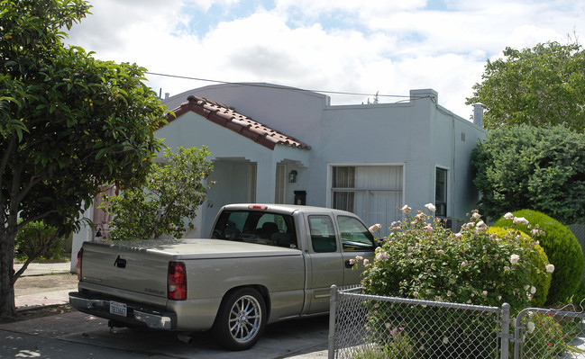 1366 Redwood St in Pittsburg, CA - Building Photo - Building Photo