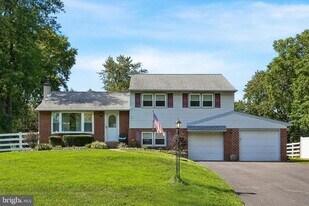 2176 Meadowview Dr in Jamison, PA - Building Photo