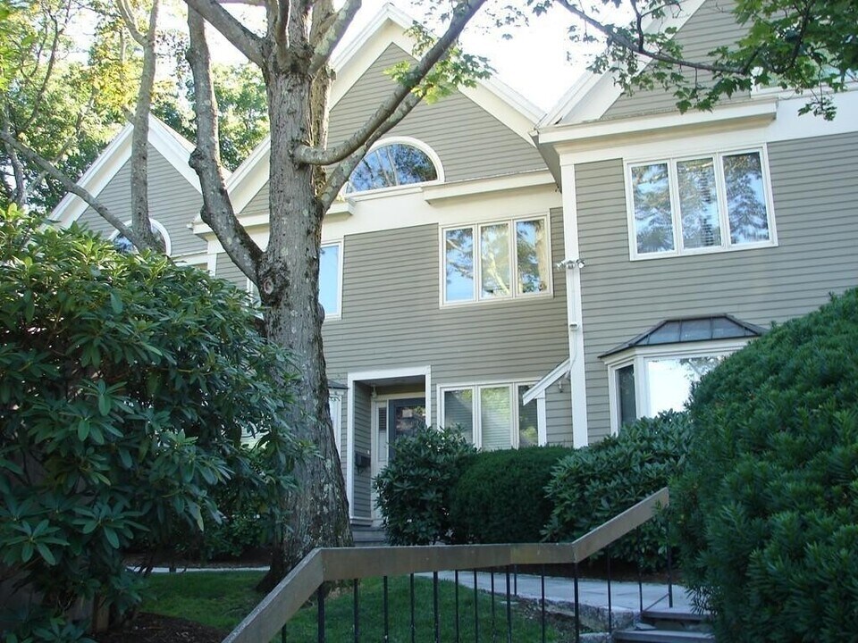 697 Hammond St in Brookline, MA - Building Photo