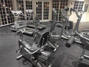 2890 N Oakland Forest Dr, Unit 111 in Oakland Park, FL - Foto de edificio - Building Photo