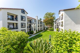 Mirada at La Jolla Colony Apartments in San Diego, CA - Foto de edificio - Building Photo