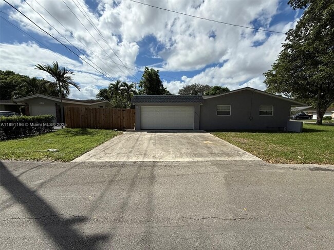 4300 NW 3rd Ct in Plantation, FL - Building Photo - Building Photo