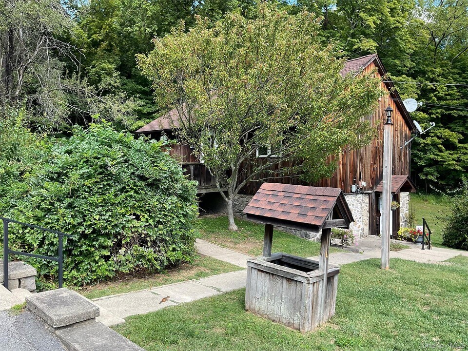 84 Foster Rd in Middletown, NY - Building Photo