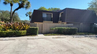 117 1st Ct in Palm Beach Gardens, FL - Building Photo