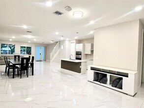 10420 NW 67th St in Doral, FL - Foto de edificio - Building Photo