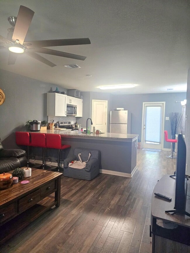 1010 Cedar Point Dr in Livingston, TX - Building Photo - Building Photo