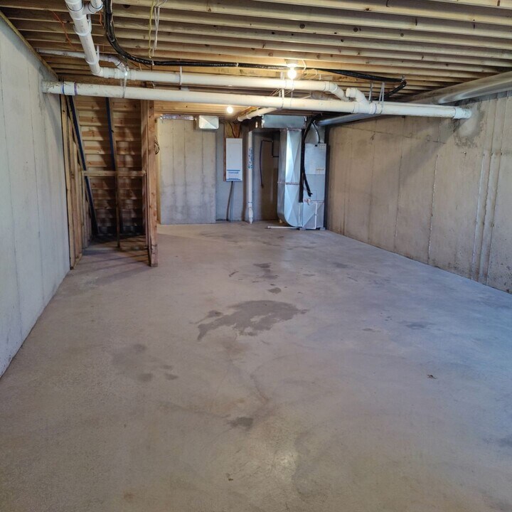 254 Persimmon Rd in Raymore, MO - Building Photo