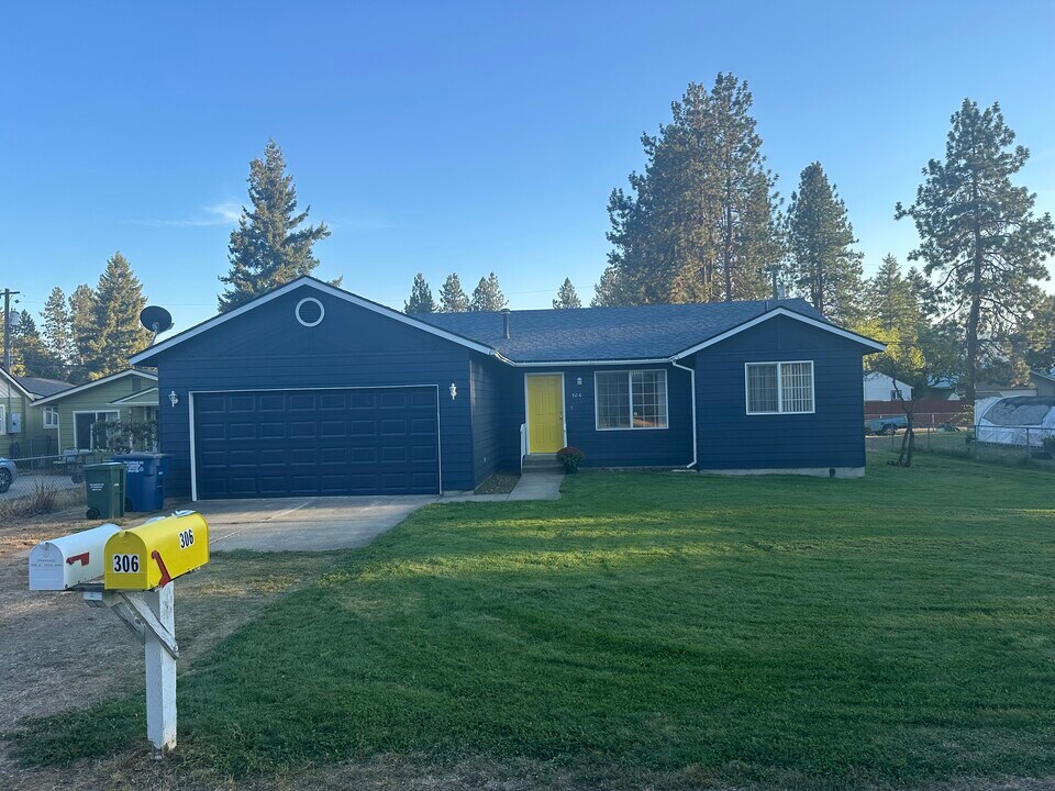 306 E 12th Ave in Post Falls, ID - Building Photo