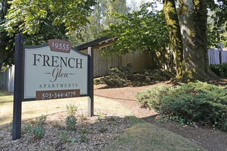 French Glen Apartments in West Linn, OR - Building Photo - Building Photo