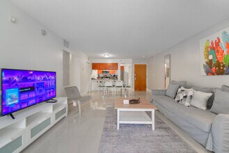1200 Brickell Bay Dr in Miami, FL - Building Photo - Building Photo
