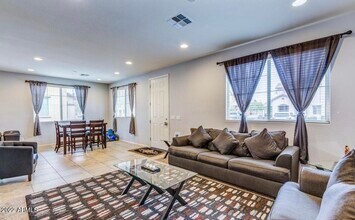 2802 N 73rd Dr in Phoenix, AZ - Building Photo - Building Photo