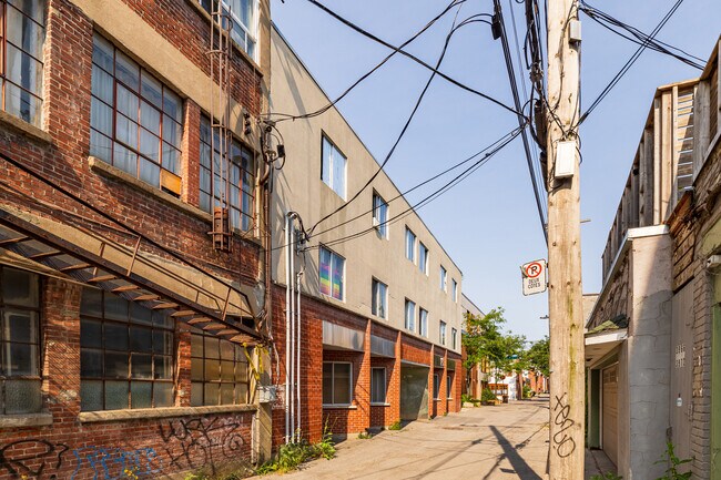 Résidences Châteaubriand in Montréal, QC - Building Photo - Primary Photo