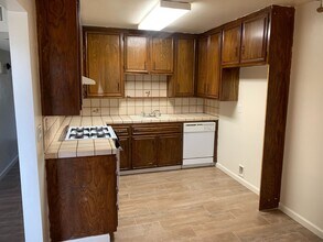 220 Douglas St in Bakersfield, CA - Foto de edificio - Building Photo