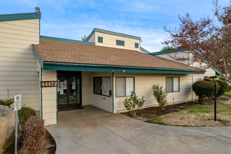 Willow Creek Village in Lancaster, CA - Foto de edificio - Building Photo