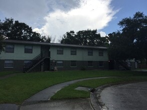 Cedar Hollow Apartments in St. Petersburg, FL - Building Photo - Building Photo