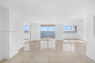 1420 Brickell Bay Dr in Miami, FL - Building Photo - Building Photo