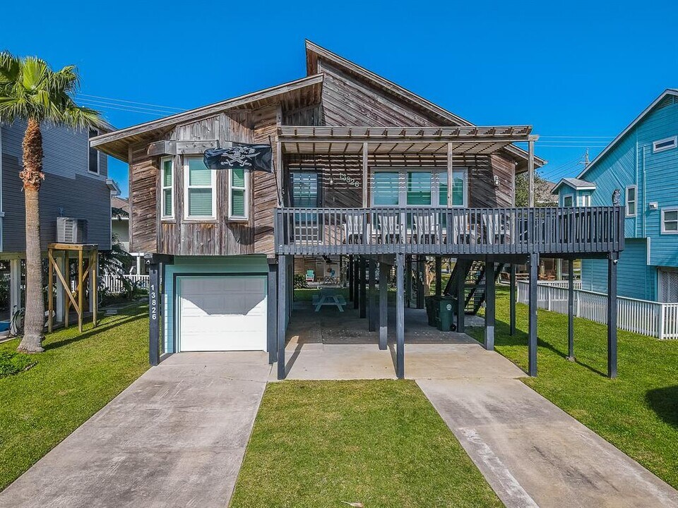 13826 Pirates Beach Blvd in Galveston, TX - Building Photo