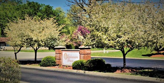 Delaware Trace in Evansville, IN - Foto de edificio - Building Photo