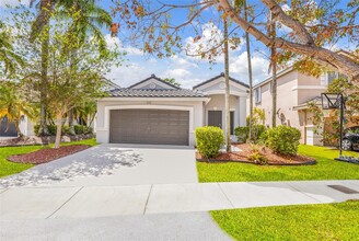 929 Phoenix Way in Weston, FL - Foto de edificio - Building Photo